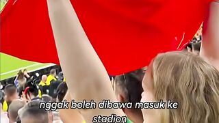 Dilarang Petugas! Istri Kiper PSG Nekat Bikin Bendera Ini Dari Plastik ????