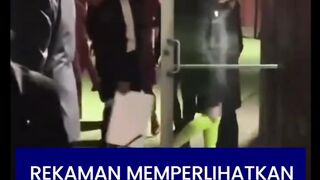 ???????? Lionel Messi meninggalkan lapangan