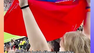 Bendera Rusia dari Bahan Seadanya! Aksi Istri Kiper PSG yang Bikin Heboh ????????????