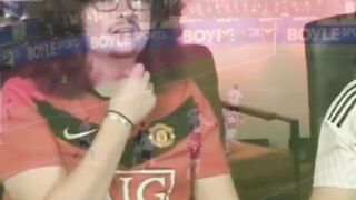 Frank Ilett, penggemar Manchester United, sudah tidak mencukur rambut selama lebih dari 490 hari