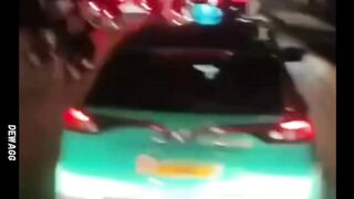 Fokus Terbelah! Bukannya Liat Jalan, Driver Taksi Ini Malah Ketahuan Asyik Nonton 'Film Dewasa'