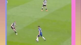 membelah pertahanan dalam pertandingan Premier League