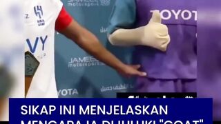 Saat sesi foto akan dimulai, Ronaldo menyadari sang maskot berdiri dan menyapanya