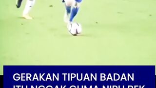 Messi tidak menipu dengan kaki terlebih dahulu, melainkan dengan gerakan bahu