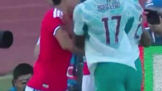 Rafael Leão kehilangan kendali selama pertandingan hari ini dan memukul lawan.