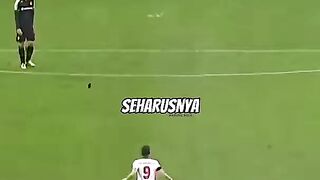 gol freekick dari jarak yg mustahil