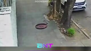 Momen Apes Terekam CCTV! Asyik Jalan Santai, Wanita Ini Mendadak 'Ditelan' Trotoar di Rio de Janeiro