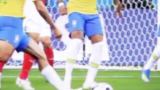 Tendangan melengkung itu begitu indah sampai-sampai Neymar pun terpaku menatap bola ????