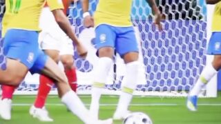Tendangan melengkung itu begitu indah sampai-sampai Neymar pun terpaku menatap bola ???? 2