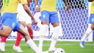 Tendangan melengkung itu begitu indah sampai-sampai Neymar pun terpaku menatap bola ???? 3