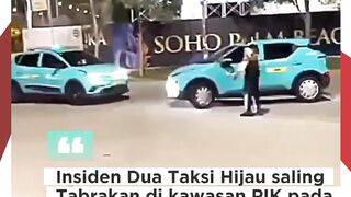 Viral! Dua Taksi Online Saling Tabrak di PIK, Diduga Akibat Perebutan Penumpang