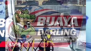 Terekam CCTV! Pria mengendap-endap curi pakaian dalam wanita saat dijemur, ketahuan! #Viral #Pencuri