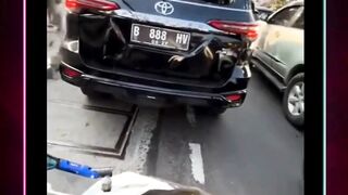 Fortuner Diduga Kabur Usai Tabrak Motor di Tanah Abang, Mobil Jadi Sasaran Amukan Massa