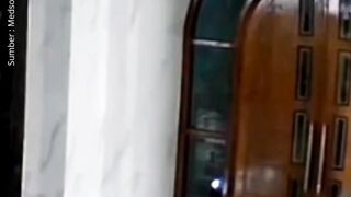 Viral! Rekaman CCTV di Bangkalan, Madura, memperlihatkan sosok mirip pocong mendatangi rumah warga pada dini hari. 2