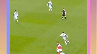 Aksi dribbling memukau melewati kepungan bek lawan