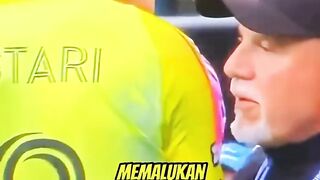 Momen memalukan atau sekadar tensi tinggi di lapangan? ????