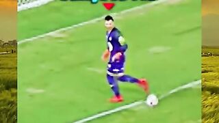 ???? Niatnya jadi penyelamat, malah jadi penyebab gol! ????⚽ Blunder kiper yang bikin satu stadion terdiam.