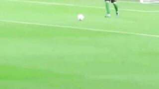 Ada momen di Liga Champions dimana satu stadion bergemuruh bukan karena gol