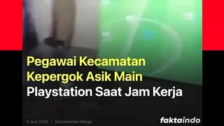 Seorang warga yang datang untuk mengurus keperluan di Kantor Kecamatan Mauk
