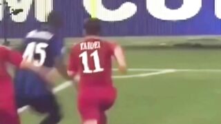 Francesco Totti dengan sengaja menendang kaki Mario Balotelli. Insiden ikonik ini terjadi pada final Coppa Italia,