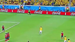 Gol tendangan bebas David Luiz di Piala Dunia 2014