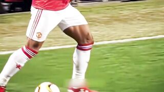 Bagaimana Depay bisa melakukan gocekan dengan rabona itu?