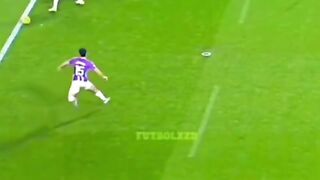 gol indah, ada gol spektakuler, lalu ada gol yang bikin bek lawan terlihat seperti cuma jadi penonton