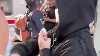 ???????? Gara-gara saling senggol di tengah padatnya penumpang