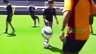 Aksi Memukau Pesepak Bola Dunia! 10