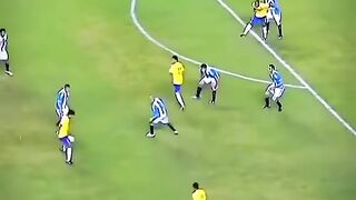 Aksi Memukau Pesepak Bola Dunia! 18