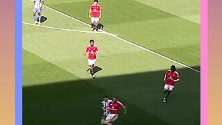 Cuplikan taktik menarik dalam pertandingan sepak bola. Analisis pergerakan pemain dan ruang kosong yang berhasil dimanfaatkan dengan baik