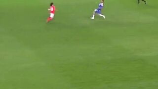 Membawa bola dari dalam setengah lapangan sendiri