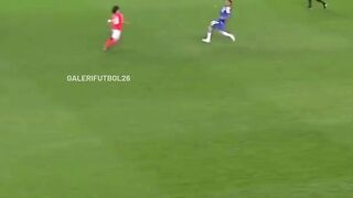 Membawa bola dari dalam setengah lapangan sendiri 2