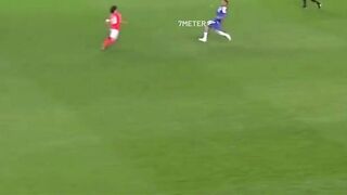 Membawa bola dari dalam setengah lapangan sendiri 3