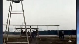 Uji coba penerbangan pesawat pertama oleh Wright brothers