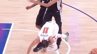 Wemby and Brunson going at it ????????
