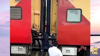 Pemasangan Pengait Gerbong Kereta Api! versi bola88