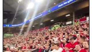 Fans Norwegia melakukan koreo