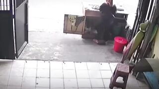 pedagang pukis yang diduga mengalami tindakan kekerasan