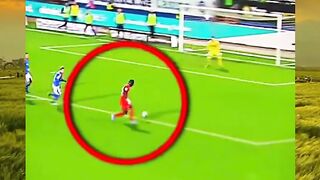 Katanya mau bantu tim, eh malah bantu lawan. ????⚽️