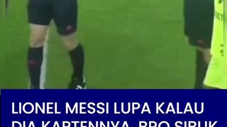 Karena Andres Iniesta tidak bermain, Lionel Messi dipercaya mengenakan ban kapten