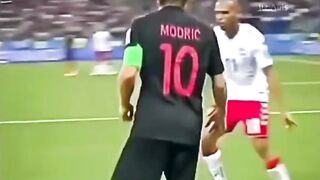 Klip viral ini berasal dari pertandingan babak penyisihan grup Piala Dunia
