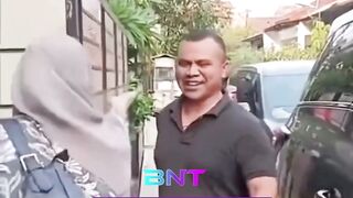 Kena Mental! Sok Keras Mau Tarik Fortuner, Dua Debt Collector Langsung Kicep Digeruduk Pasukan Emak-emak