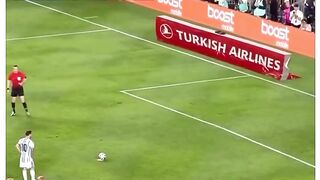 Lionel Messi 28