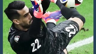 kiper menebak arah penalti lawan