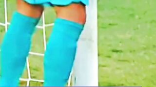 Seorang Kiper Memperbaiki Tiang Gawangnya ????????