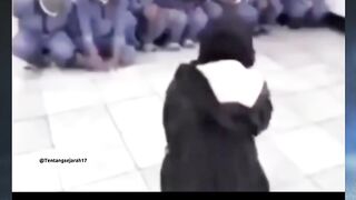 Tujuh pria ini memohon ampun kepada seorang wanita