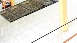 Totalitas Tanpa Batas! Sebelum Pamer Jurus Guling, Maling di Sambas Ini Pura-Pura Khusyuk Salat