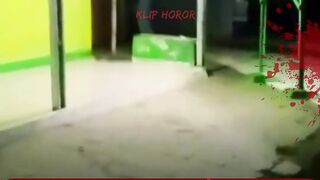 Viral Detik-Detik Penampakan Pocong dibelakang Masjid Sepi!