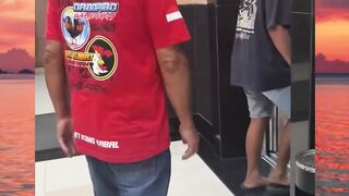 Renyah banget yg di pojok ketawanya